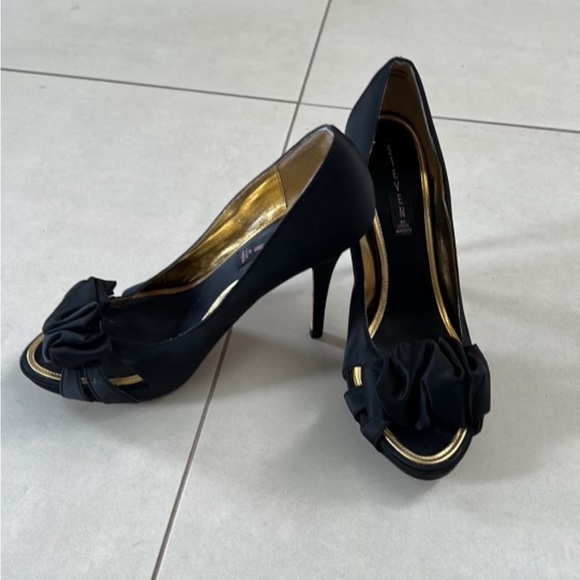 Steve Madden. Size 9 - Picture 2 of 3